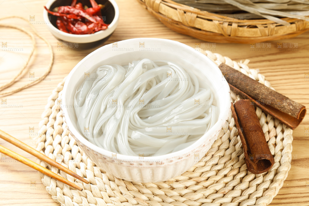 浅底上的手工红薯粉