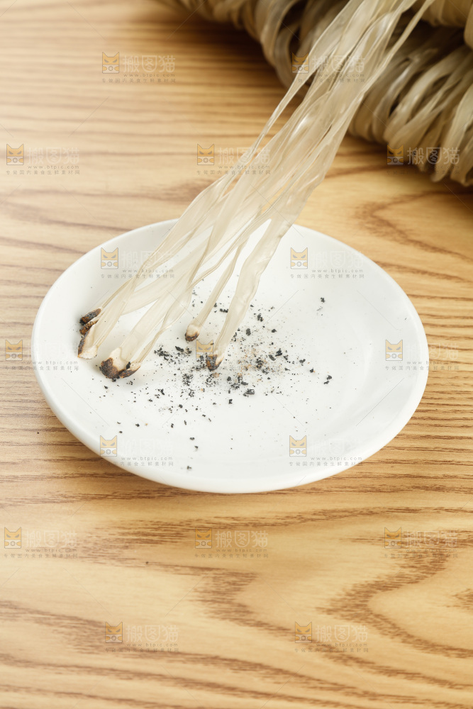 浅底上的手工红薯粉