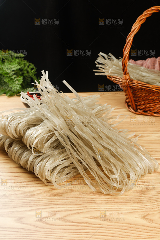 浅底上的手工红薯粉