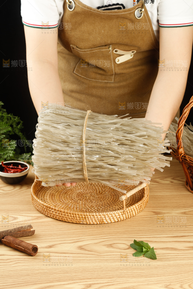 浅底上的手工红薯粉