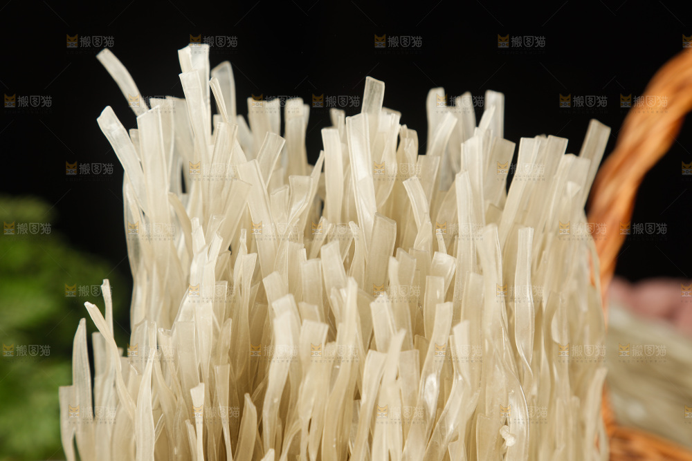 浅底上的手工红薯粉