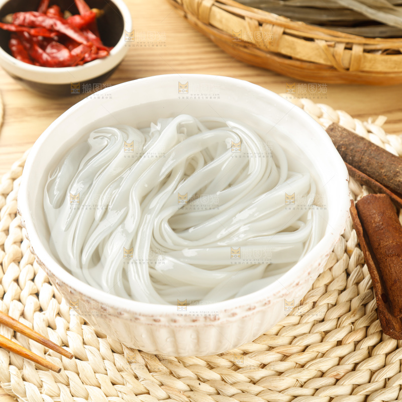 浅底上的手工红薯粉