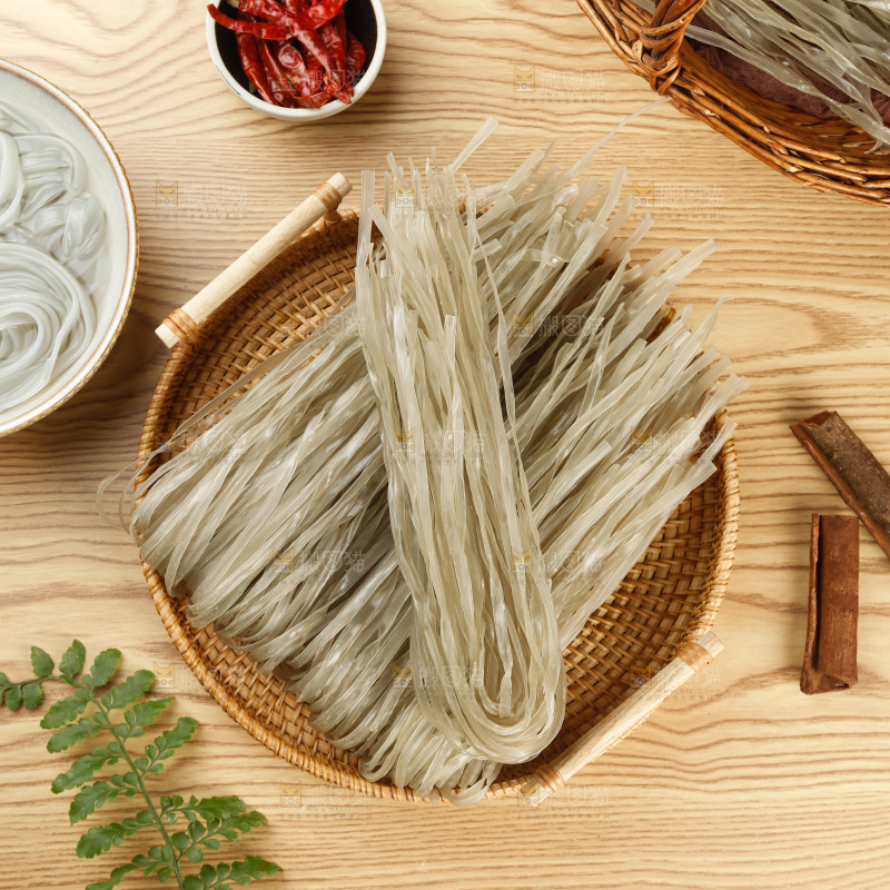 浅底上的手工红薯粉