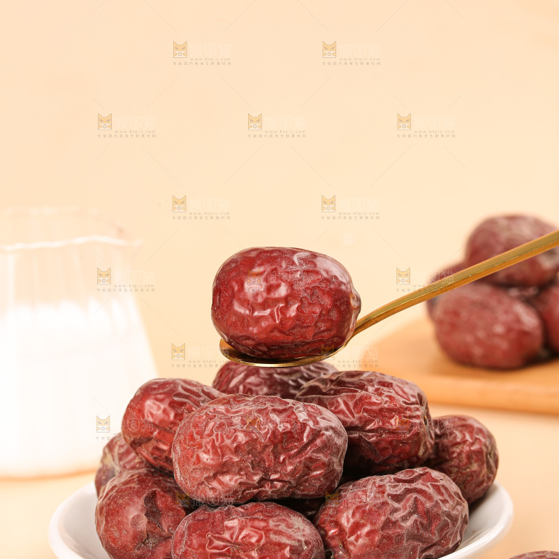 浅底上的若羌灰枣