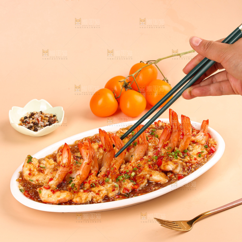 盘子里的蒜蓉虾