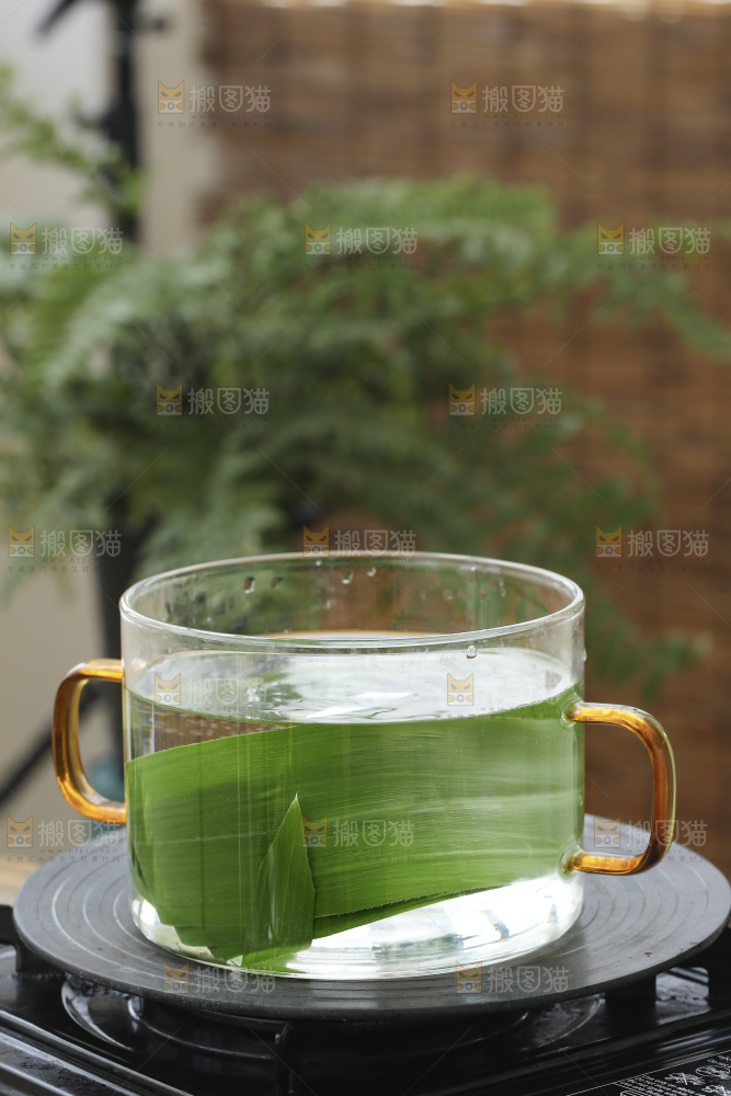 碗里的新鲜粽叶