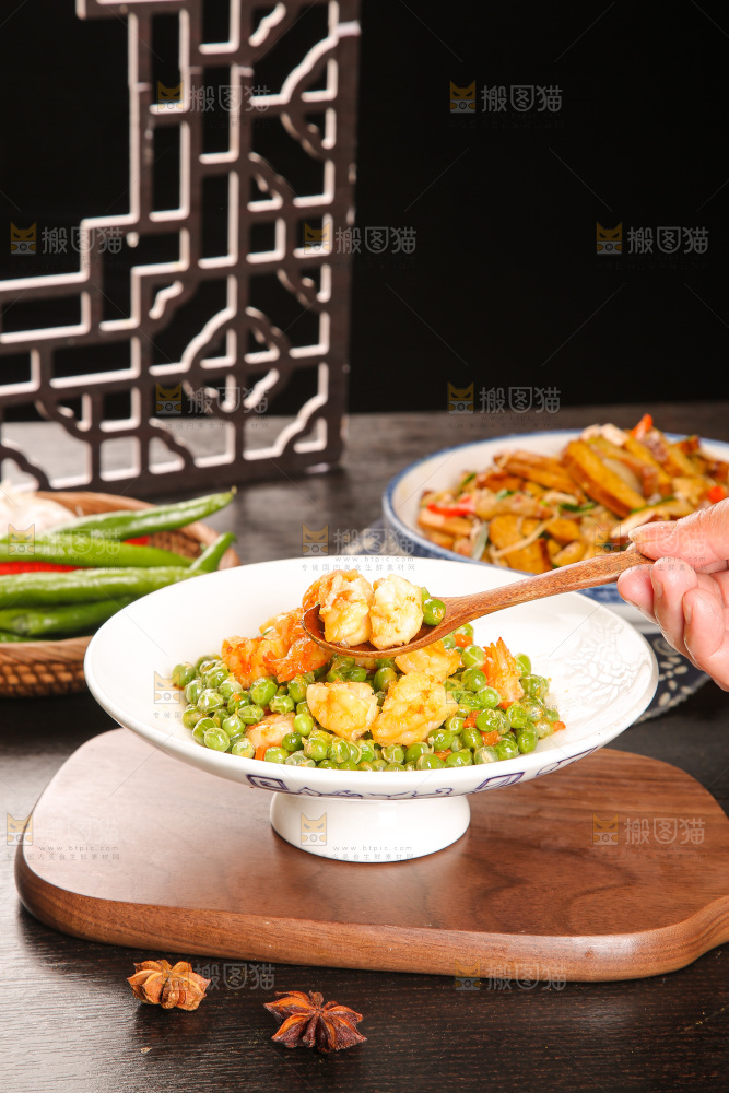 盘子里的豌豆炒虾仁