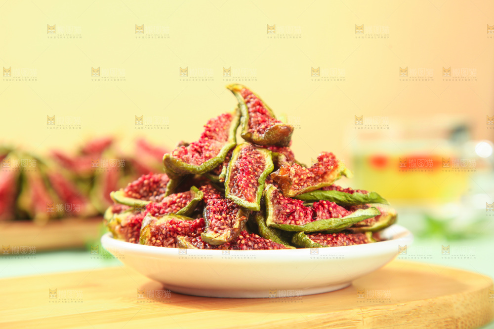 浅底上的无花果脯