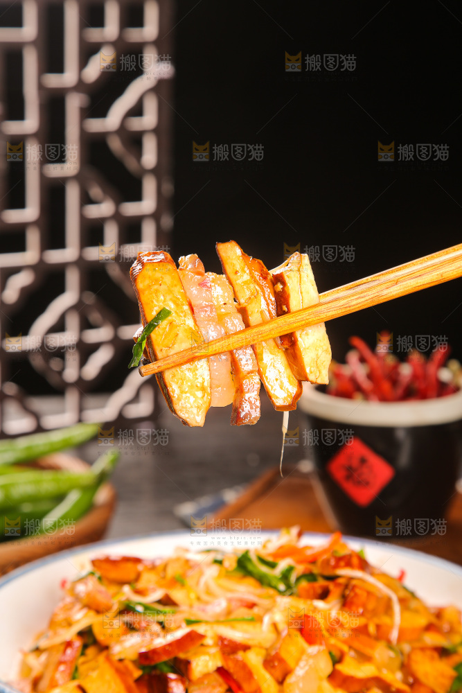 盘子里的炒豆干