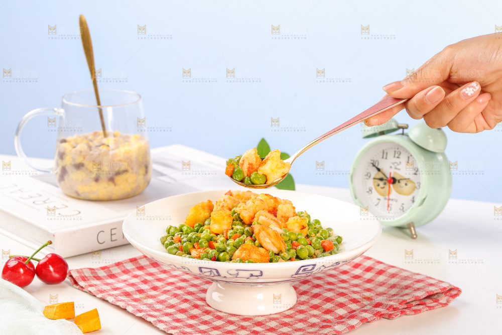 盘子里的豌豆炒虾仁