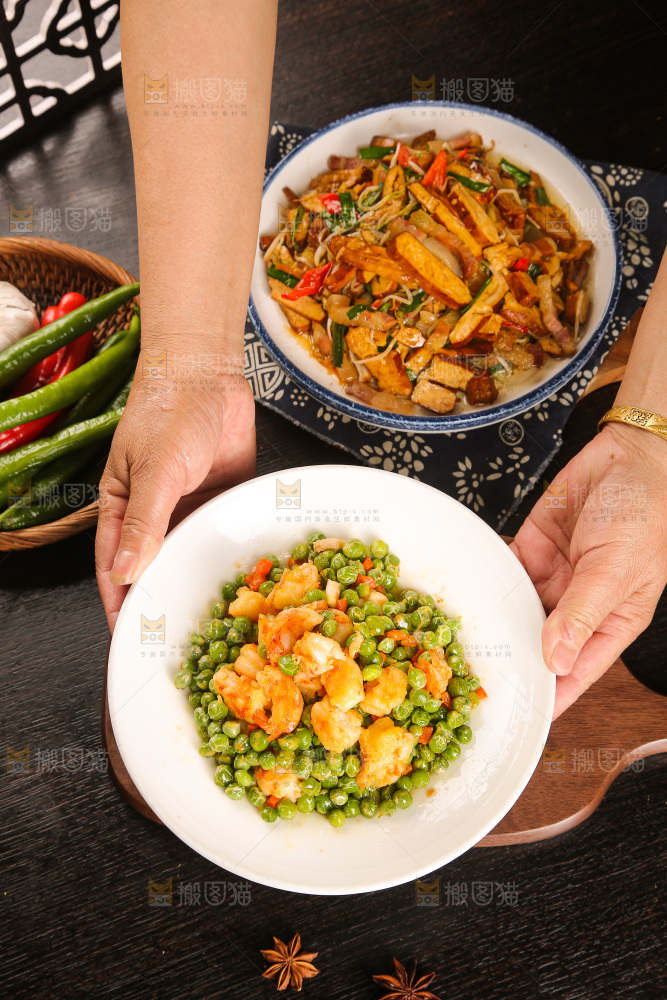 盘子里的豌豆炒虾仁