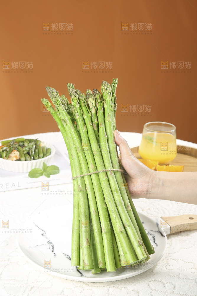 浅底上的青芦笋