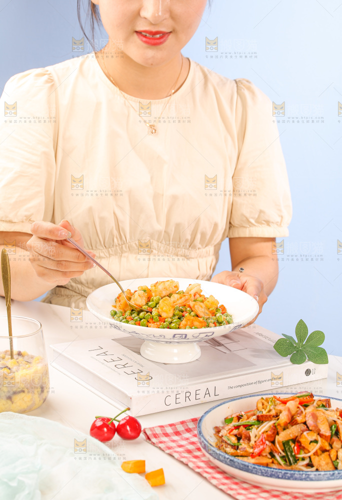 盘子里的豌豆炒虾仁