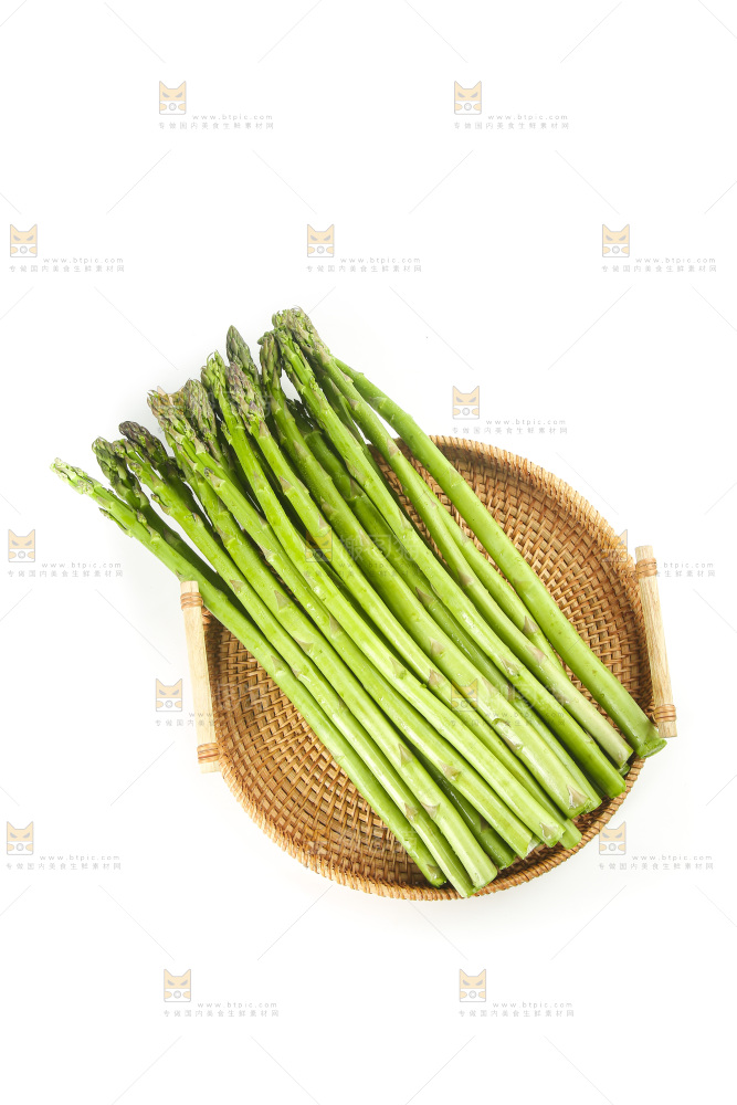 白底上的新鲜芦笋