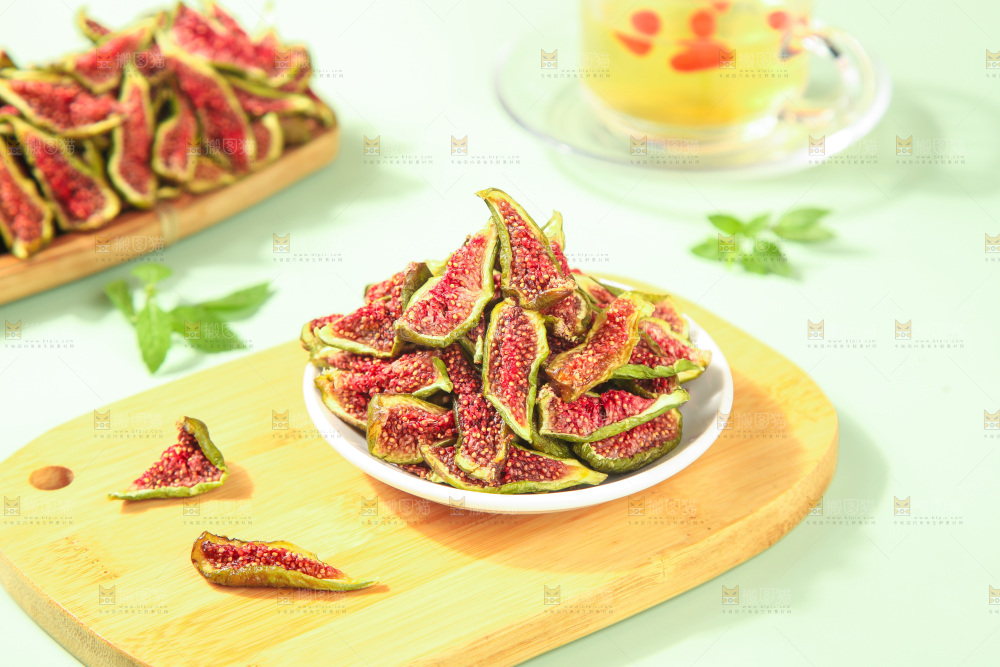 浅底上的无花果脯