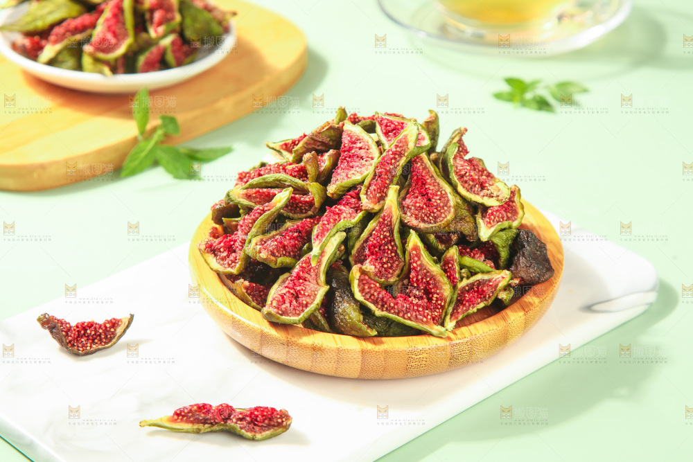 浅底上的无花果脯