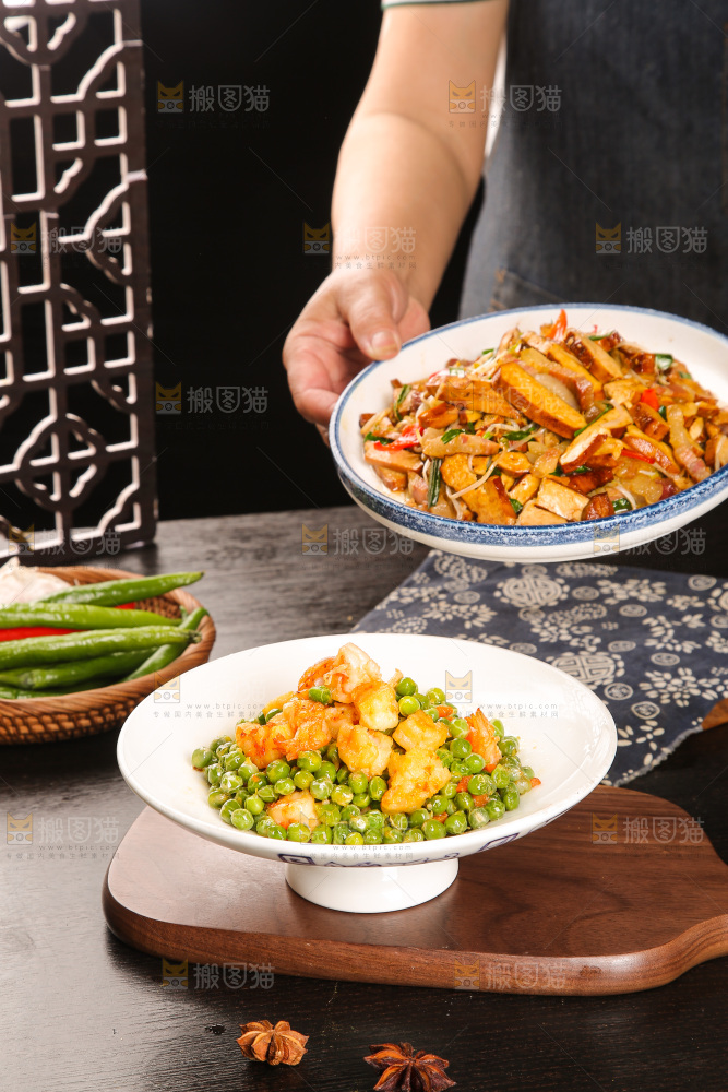 盘子里的豌豆炒虾仁