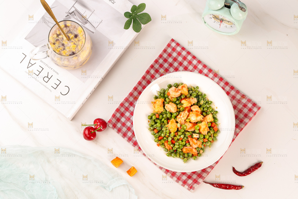 盘子里的豌豆炒虾仁