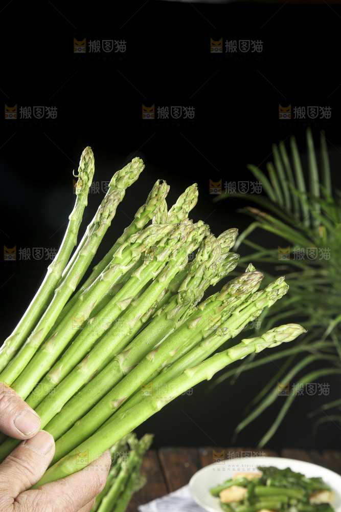 深底上的芦笋