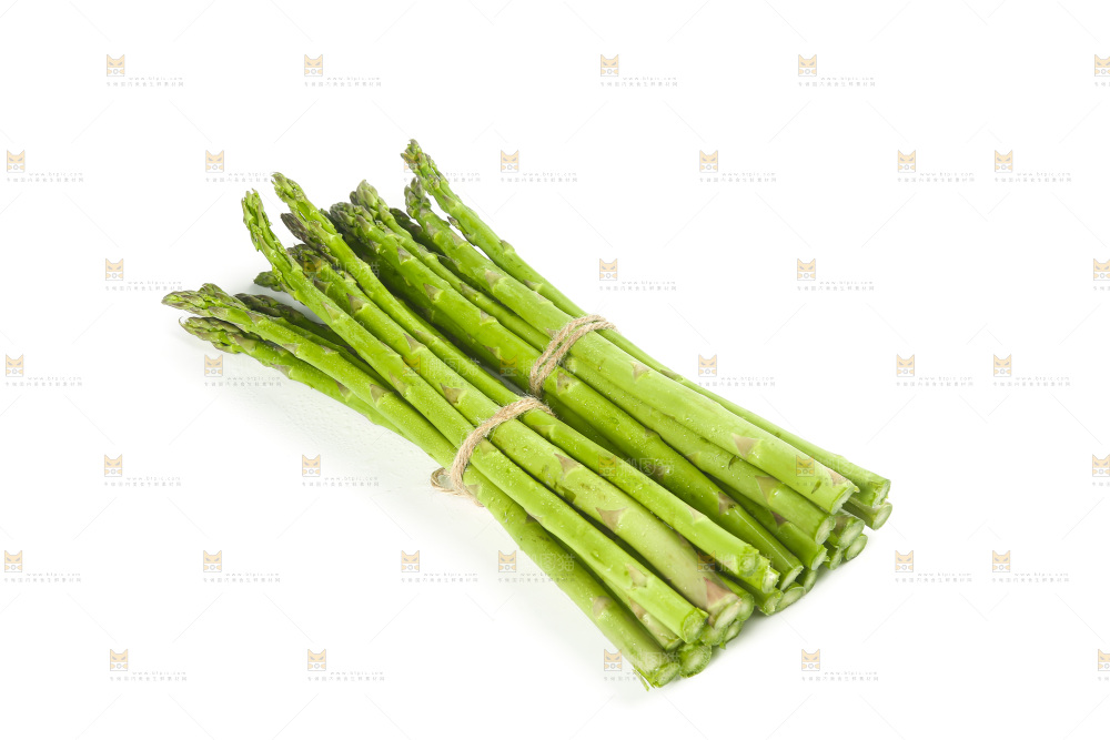 白底上的新鲜芦笋
