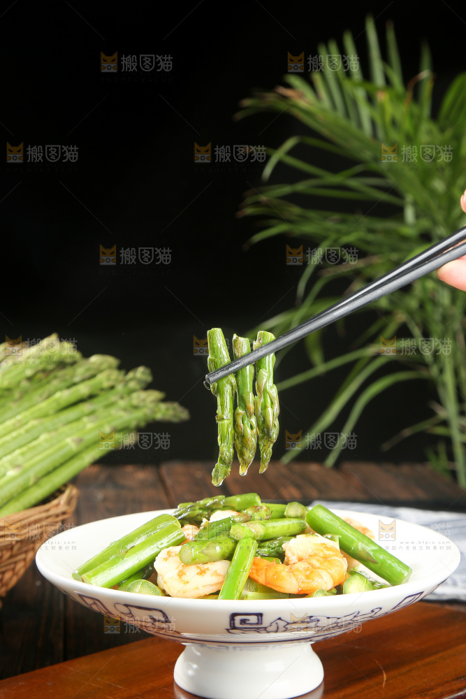 盘子里的芦笋炒虾