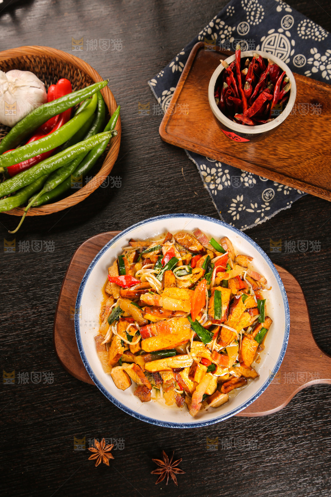 盘子里的炒豆干