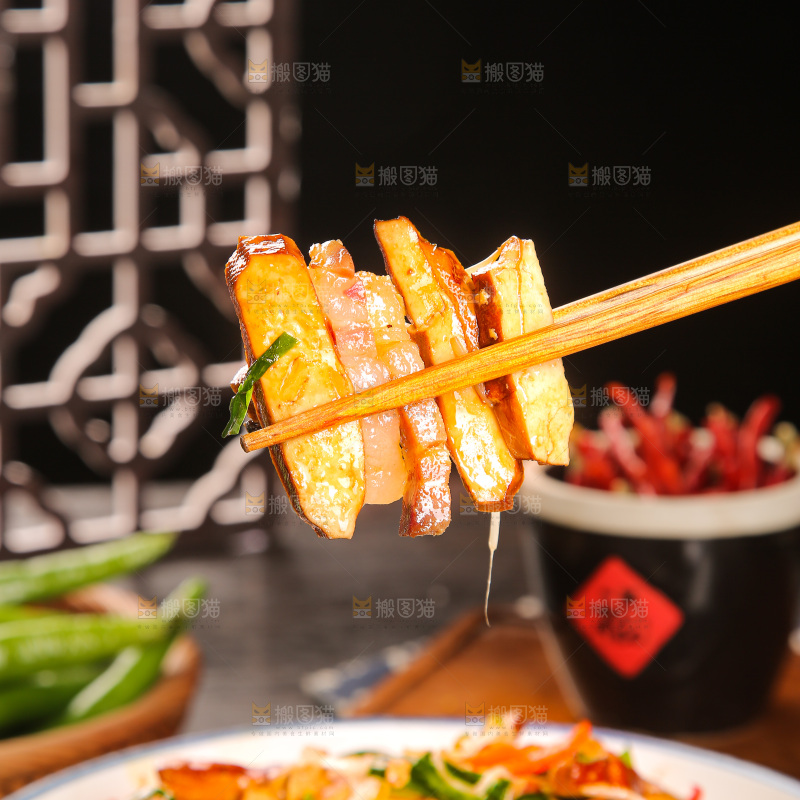盘子里的炒豆干