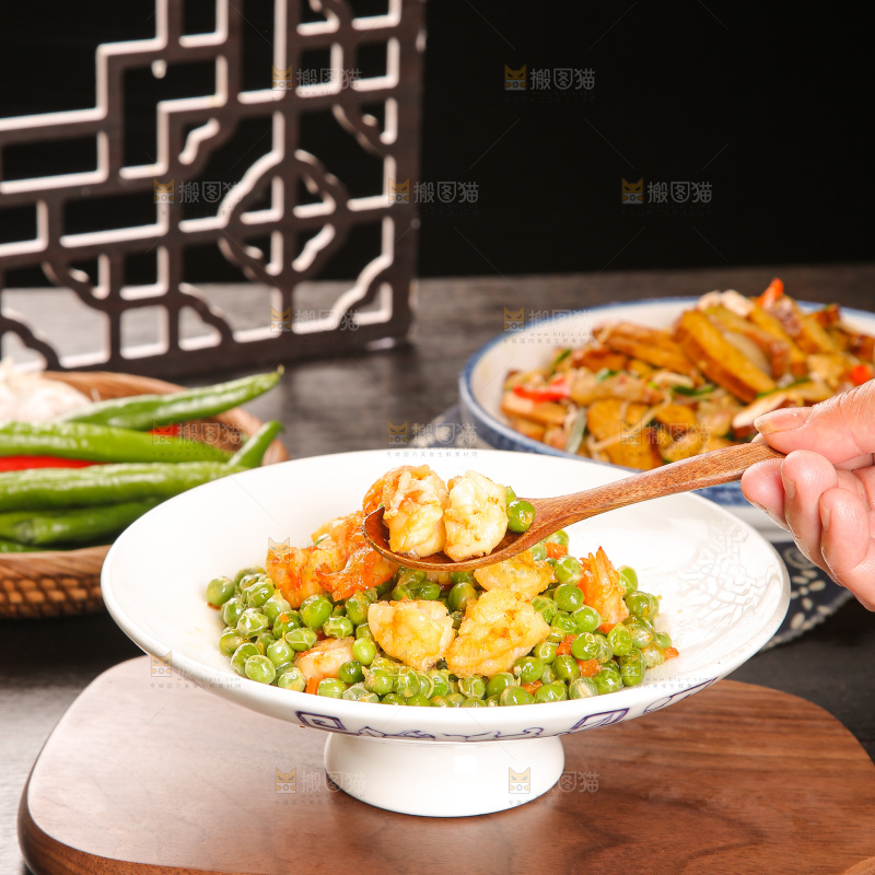 盘子里的豌豆炒虾仁