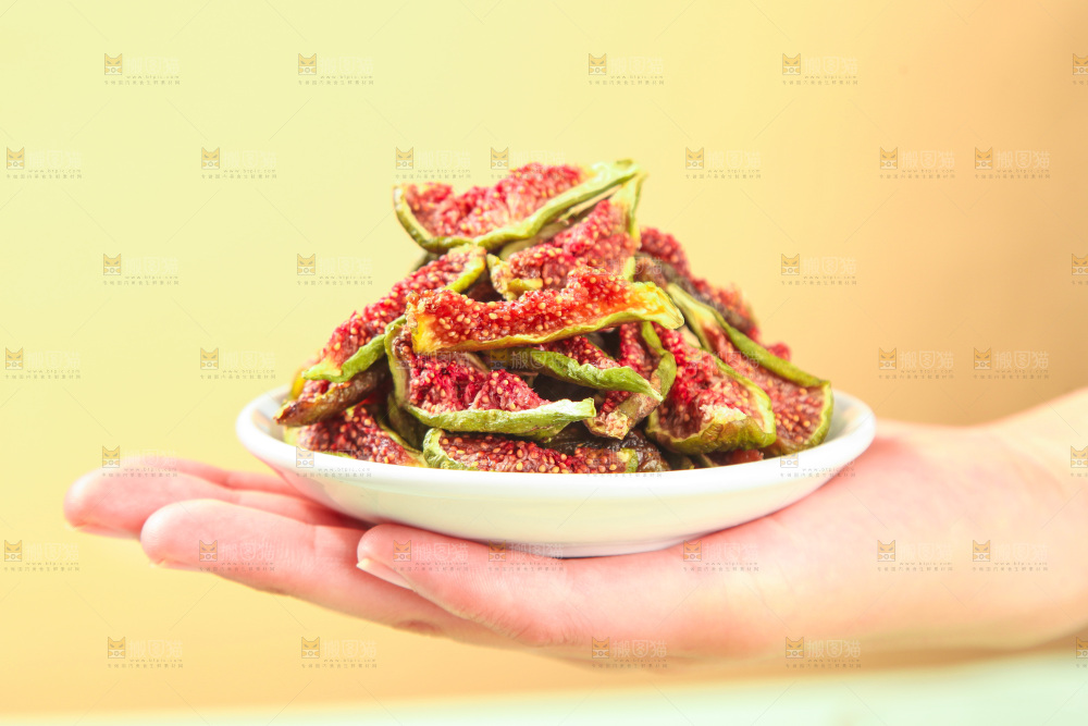 浅底上的无花果脯
