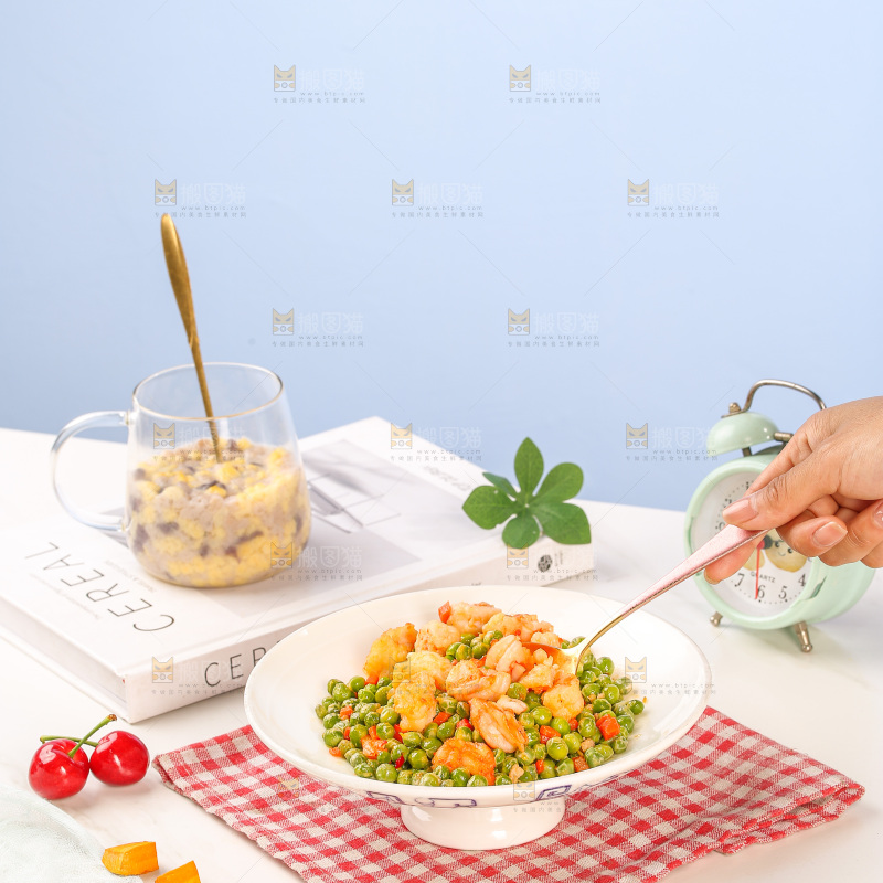 盘子里的豌豆炒虾仁