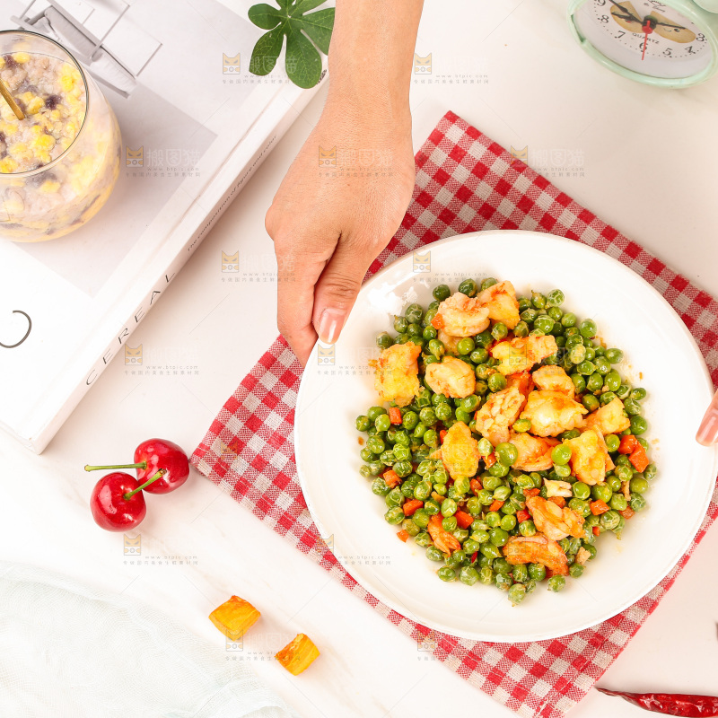 盘子里的豌豆炒虾仁