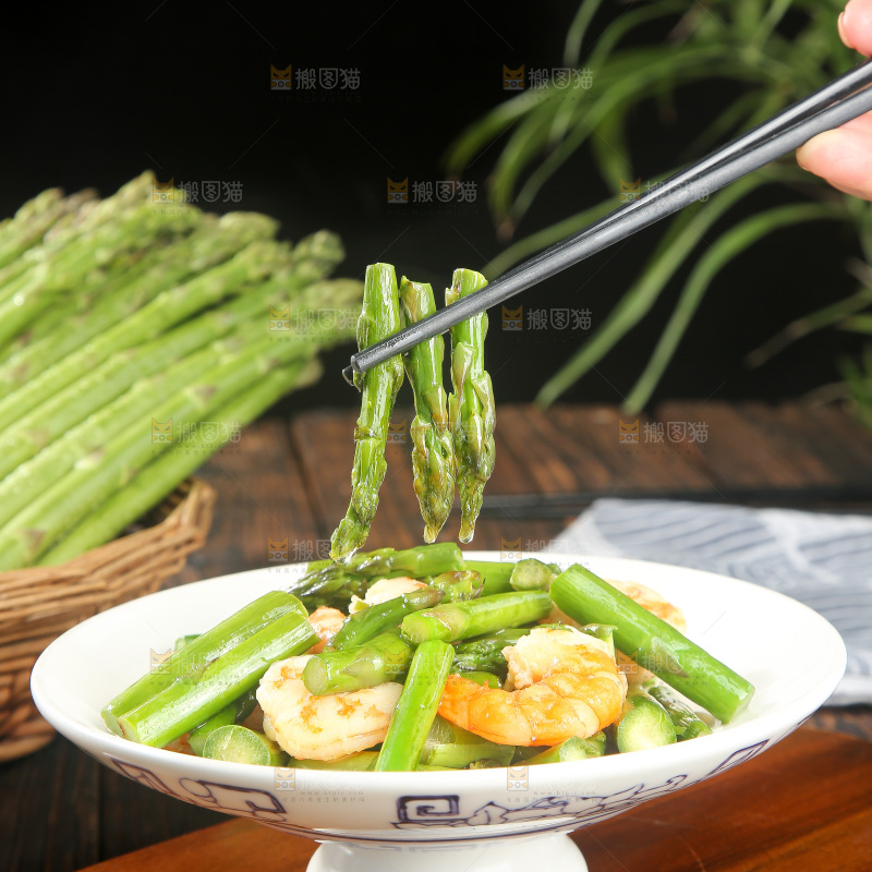 盘子里的芦笋炒虾