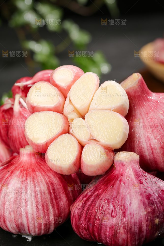 深底上的紫皮大蒜