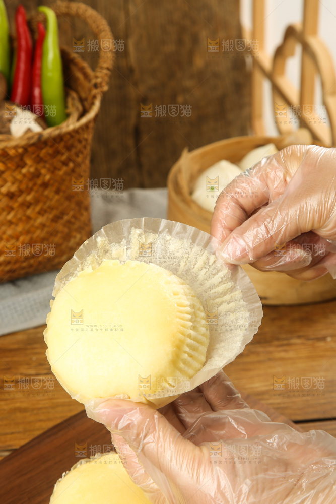 木底上的蒸蛋糕