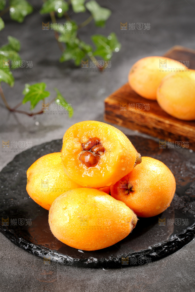 深底上的枇杷