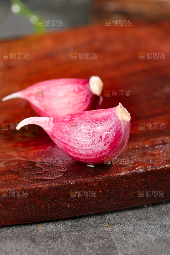 深底上的紫皮大蒜