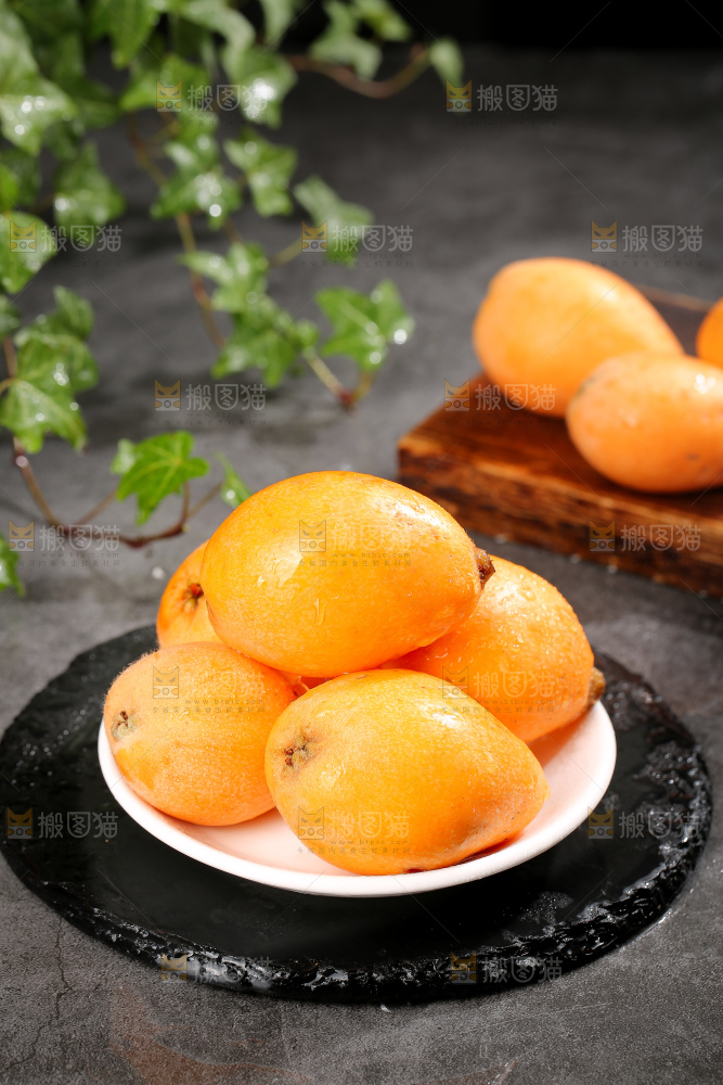 深底上的枇杷