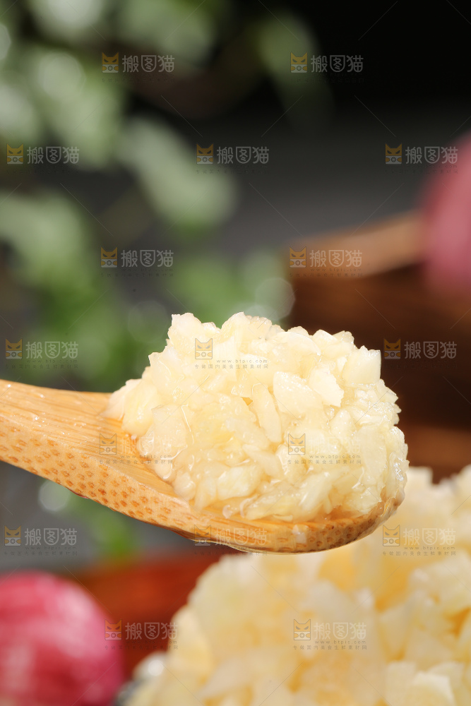 深底上的紫皮大蒜