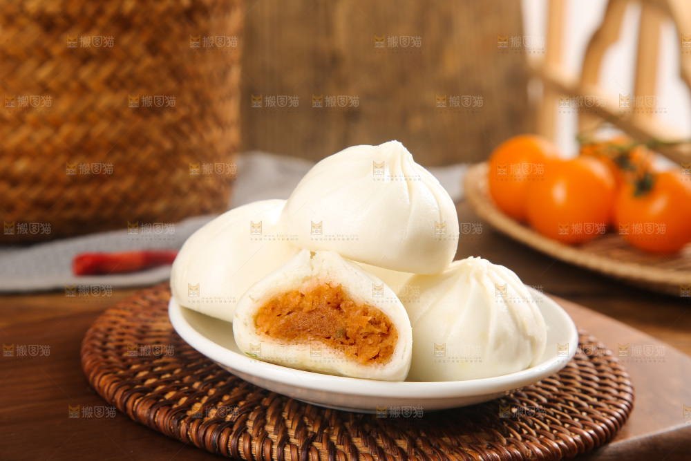 木底上的发面小笼包