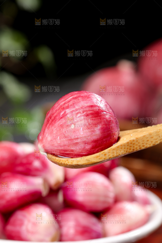 深底上的紫皮大蒜