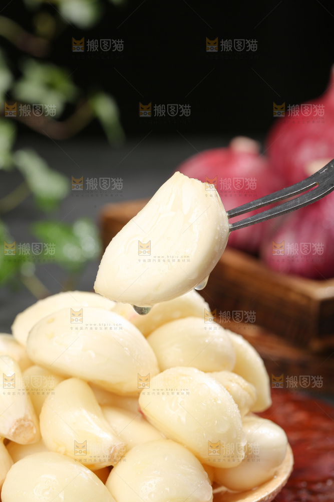 深底上的紫皮大蒜