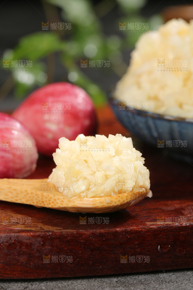 深底上的紫皮大蒜