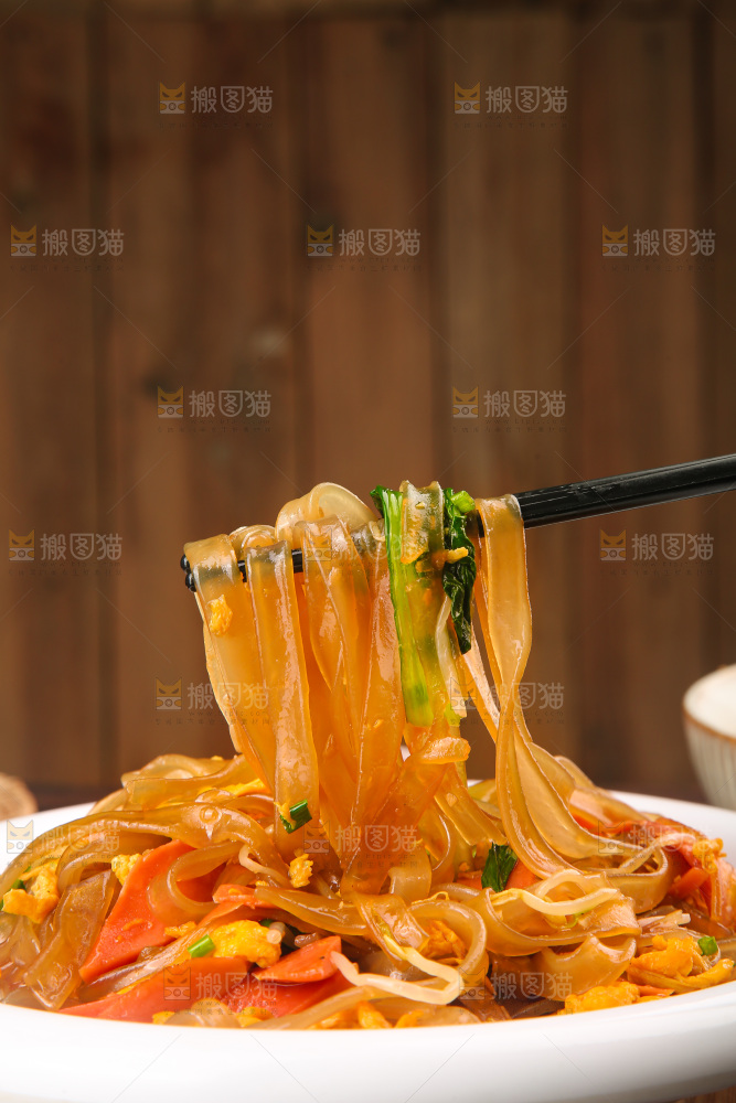 盘子里的炒宽粉
