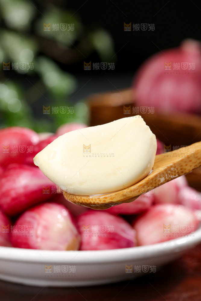 深底上的紫皮大蒜