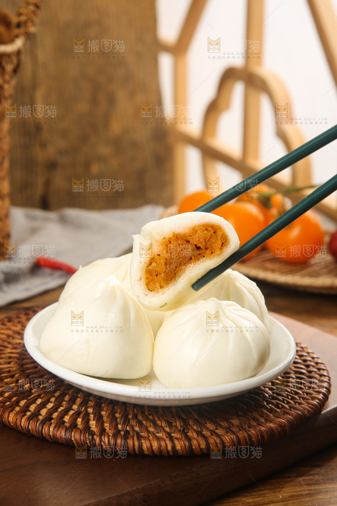 木底上的发面小笼包