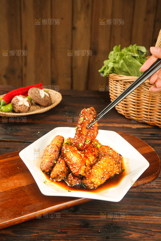 盘子里的可乐鸡翅