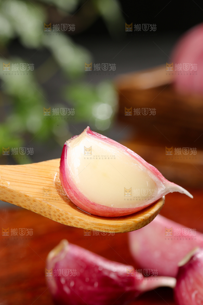 深底上的紫皮大蒜