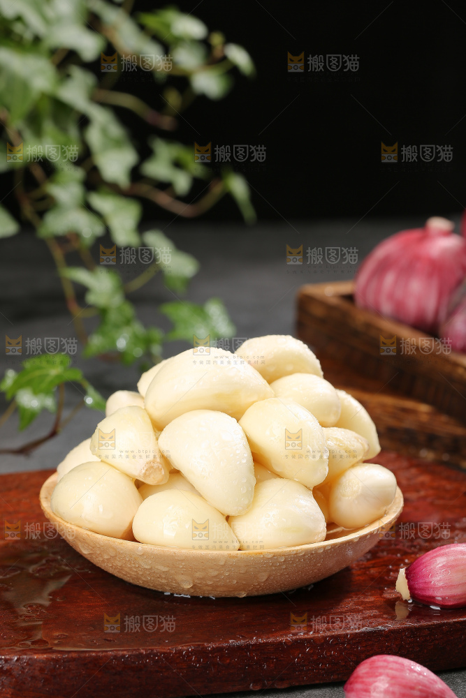 深底上的紫皮大蒜