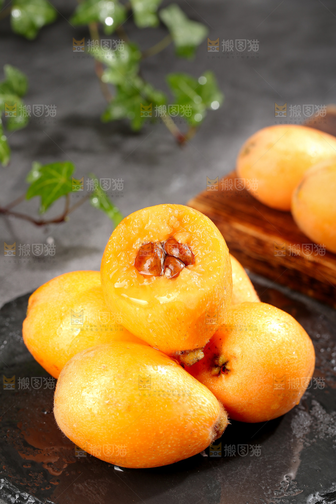 深底上的枇杷