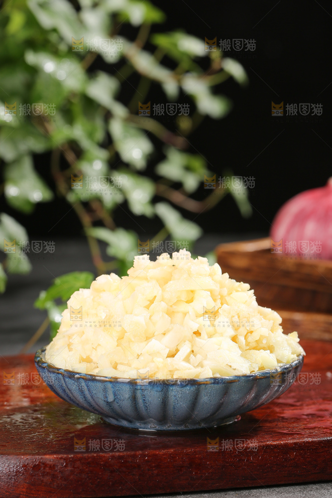 深底上的紫皮大蒜